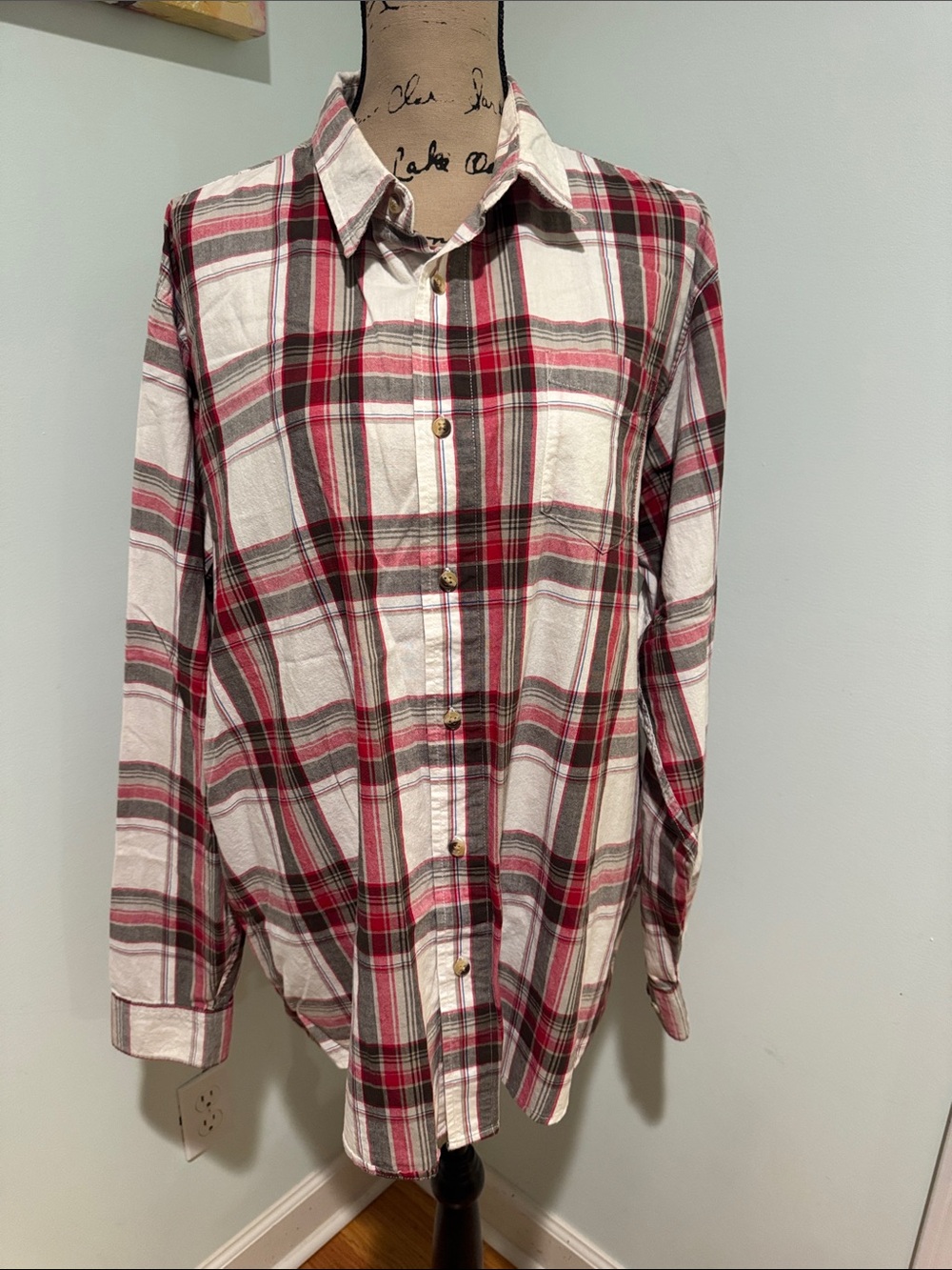 Wrangler size XL Men's Plaid Button-Up Shirt in Red and White